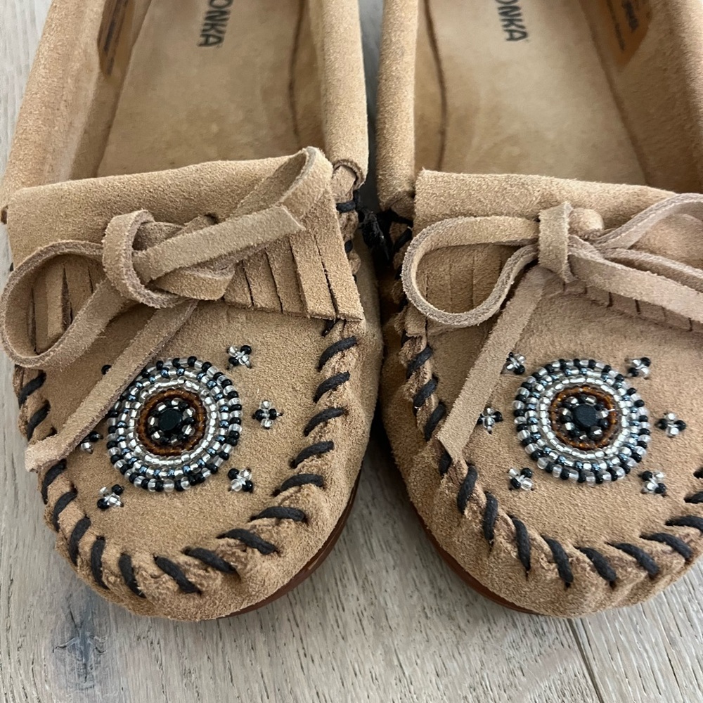 Minnetonka Women's Brown Suede Moccasins with Beadwork